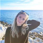 Sono laureata in Storia e civiltà e impartisco lezioni di Italiano, Storia, Filosofia, Arte, Geografia in tutti gli ordini scolastici. 
Certificazione B2 di inglese grazie alla quale riesco a dare una mano per ripetizioni l aiuto compiti